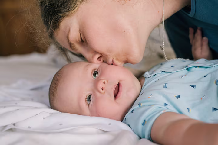 Προτίμησε ελαφριά ρούχα που επιτρέπουν στην επιδερμίδα του μωρού να ανασαίνει