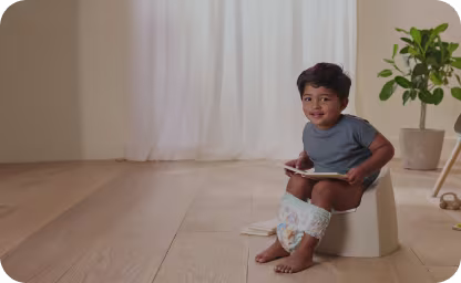Criança pequena sentada no penico com Dodot Pants