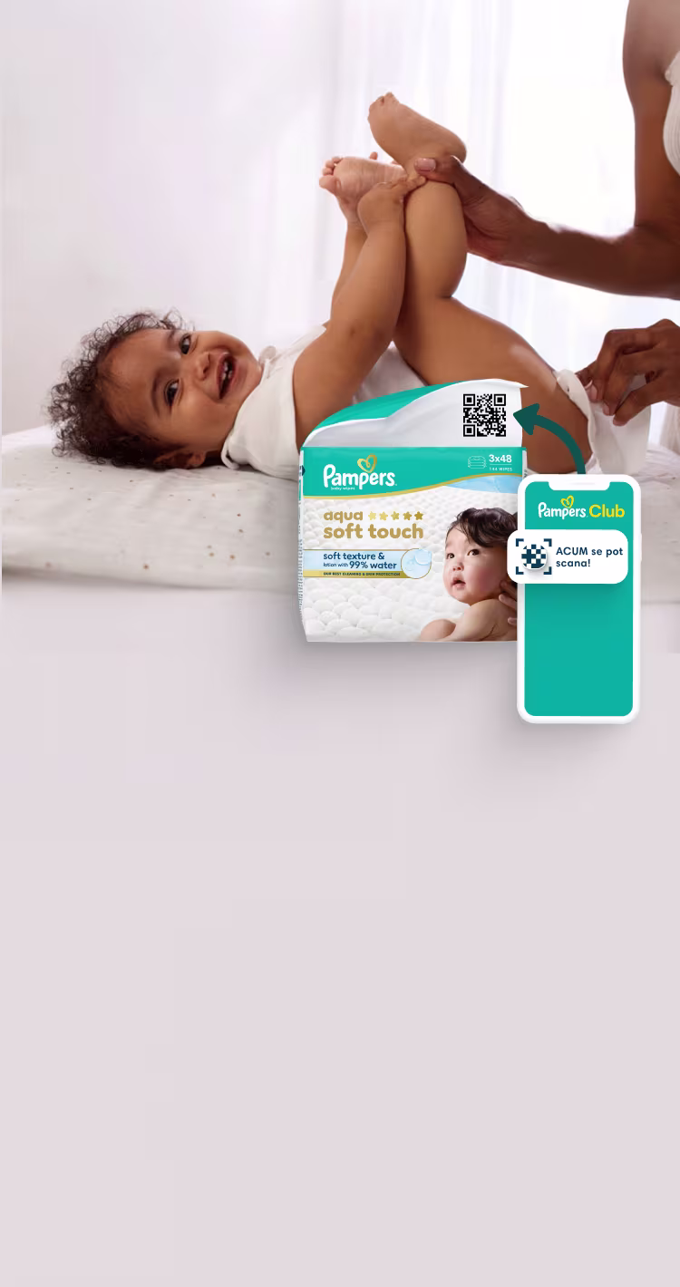 Un bebeluș fericit zâmbește în timpul schimbării scutecului, în timp ce mâinile unui adult îi țin picioarele. Imaginea scoate în evidență noile șervețele umede Pampers cu un cod QR scanabil pentru aplicația Pampers Club, oferind Pampers gratuite. Textul scrie: „Noile șervețele Pampers sunt aici. Scanează șervețele și câștigă recompense Pampers.”