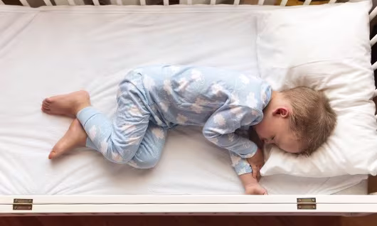 Wanneer is het tijd om over te stappen van babybed naar peuterbed?