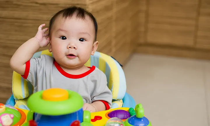 Un bébé devant une table de jeux