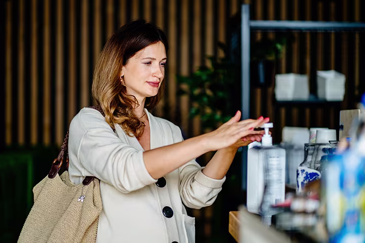 Έγκυος πλένει τα χέρια της με αντισηπτικό
