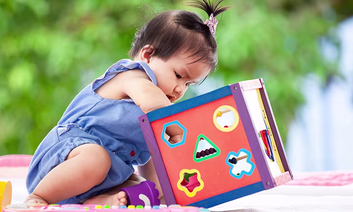 赤ちゃんが遊んでいる