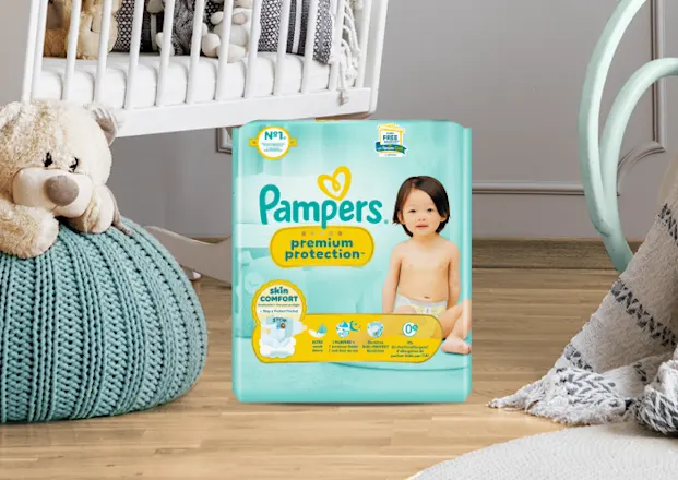 Pampers Premium Protection Packung in einem Babyzimmer.