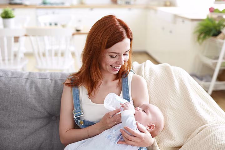 Μαμά ταΐζει το μωρό της