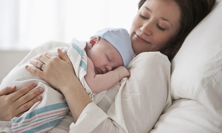 Mutter mit Kaiserschnittnarbe Mutter mit Kaiserschnittnarbe