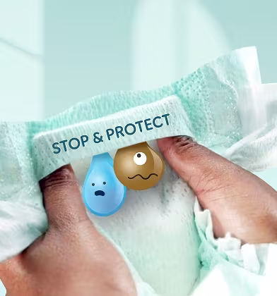 Een close-up toont twee handen die voorzichtig een Pampers-luier openmaken, waarbij het Stop & Protection-zakje zichtbaar wordt.