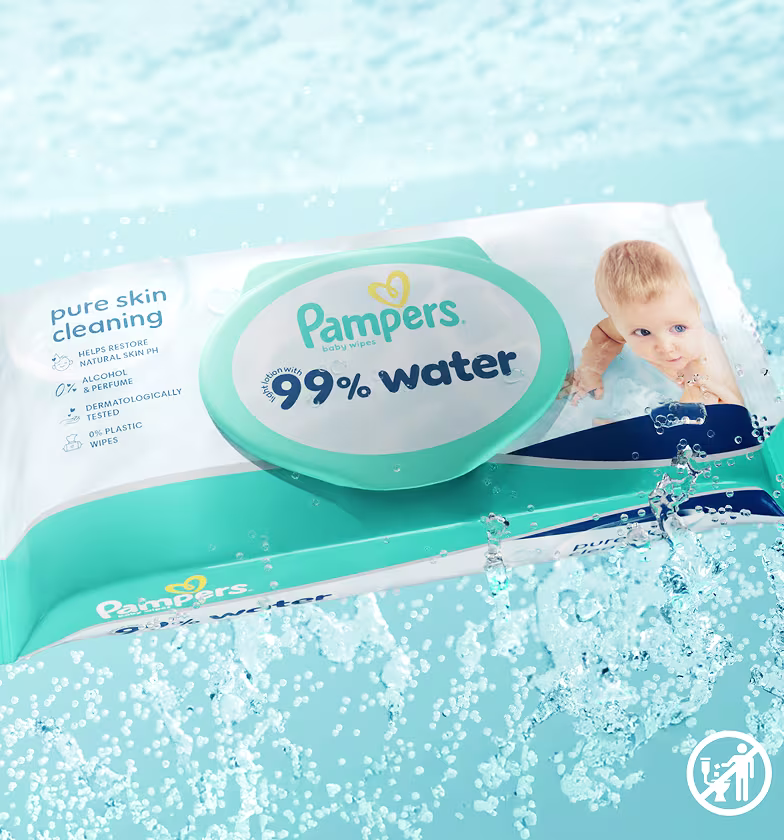 Eine Packung Pampers 99% Water Feuchttücher in einer Wasserumgebung.