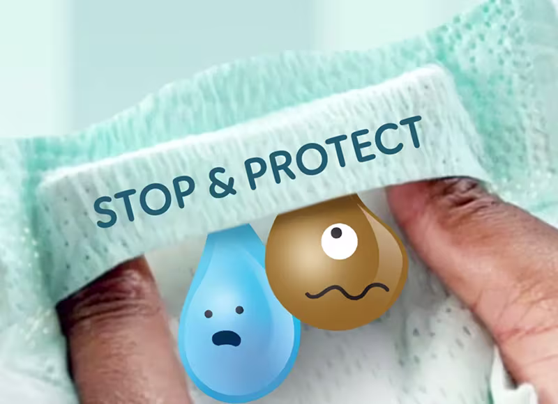 תקריב על שתי ידיים שמעדנות מותחות את חיתול פמפרס וחושפות את כיס ה-Stop & Protect.