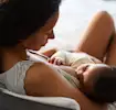 Mãe amamentando seu bebê recém-nascido