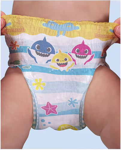 Um bebé usa uma fralda de natação com tema do Baby Shark, com riscas azuis e brancas e personagens coloridos de tubarões, enquanto as suas mãos seguram suavemente os lados.