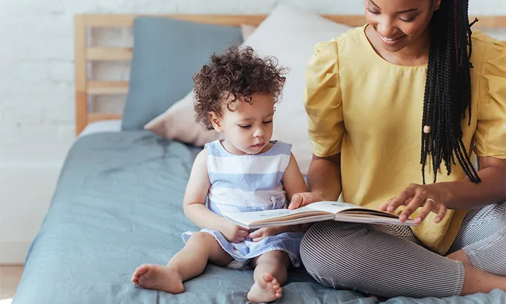 Mamá leyendo en voz alta con su pequeño Mamá leyendo en voz alta con su pequeño