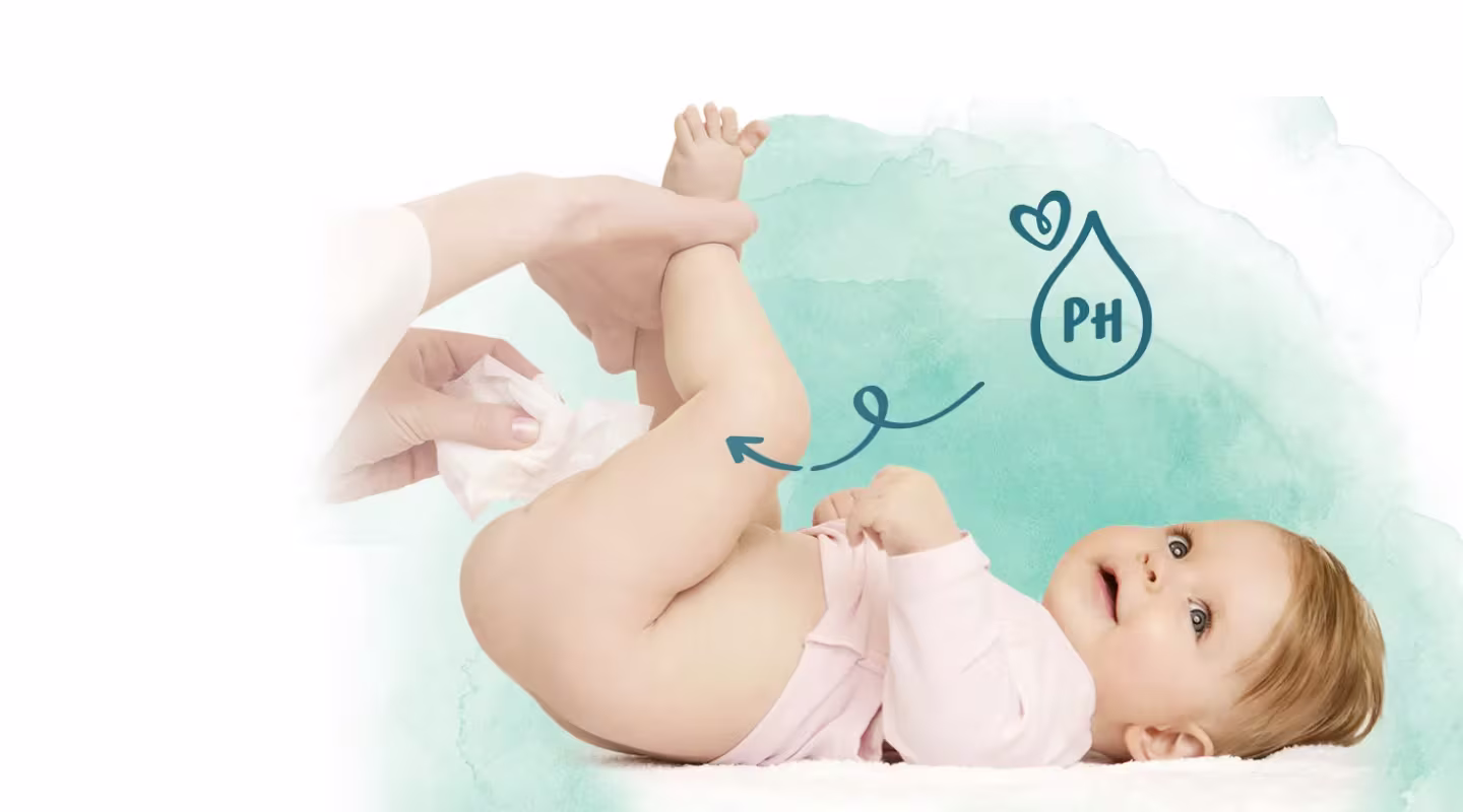 Bebelușul stă întins pe spate, în timp ce o persoană îi șterge fundulețul cu un șervețel.