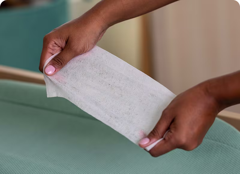 Dos manos jalando una toallita húmeda Complete Clean para mostrar lo resistentes pero suaves que son Dos manos jalando una toallita húmeda Complete Clean para mostrar lo resistentes pero suaves que son