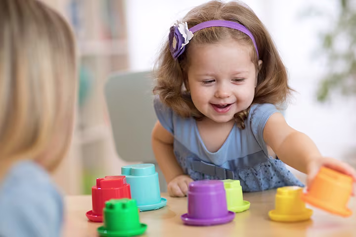 Κοριτσάκι που παίζει