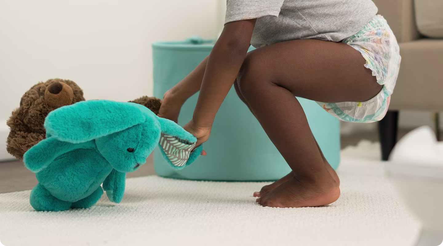 Un grupo de pequeños sonrientes juega alegremente con su doudou favorito, mostrando la comodidad y compañía que estos juguetes suaves les brindan durante sus primeras aventuras.