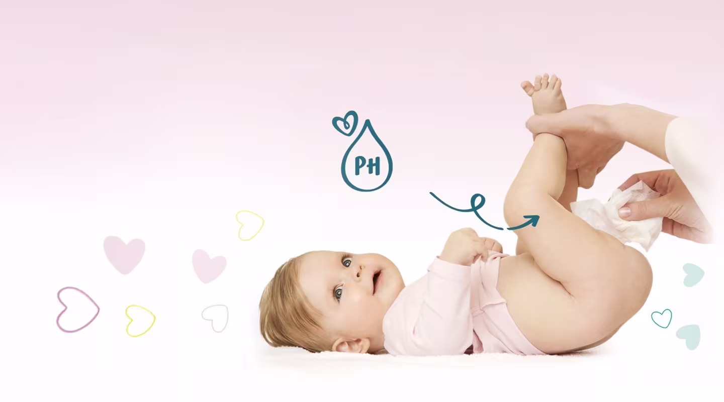 Ένα βρέφος ξαπλωμένο ανάσκελα, ενώ ένα άτομο του σκουπίζει το ποπουδάκι με ένα μαντηλάκι.