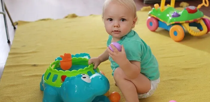 פעילויות לילדים בבית-Article Content Image2 baby_playing_700