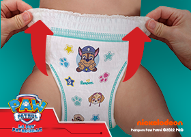  L'image montre une couche-culotte que l'on remonte pour l'enfiler à un bébé.