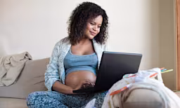 Mujer embarazada comprobando su plan de parto