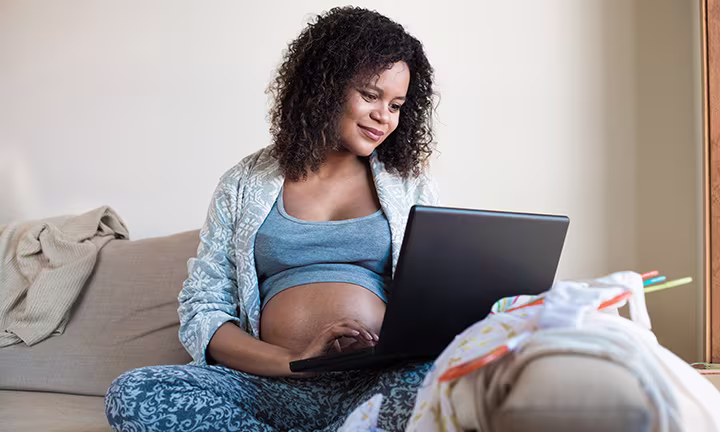 Mujer embarazada comprobando su plan de parto