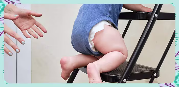 Bebé subiendo escalera. Prevención de accidentes para niños