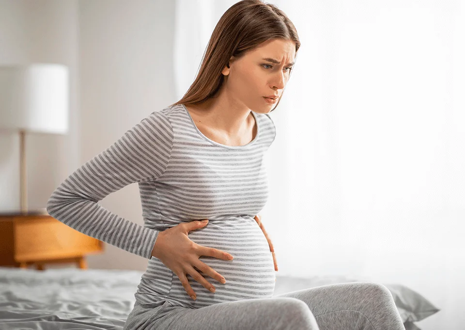 Mujer con contracciones de Braxton Hicks