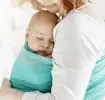 Baby wird im Tragetuch getragen