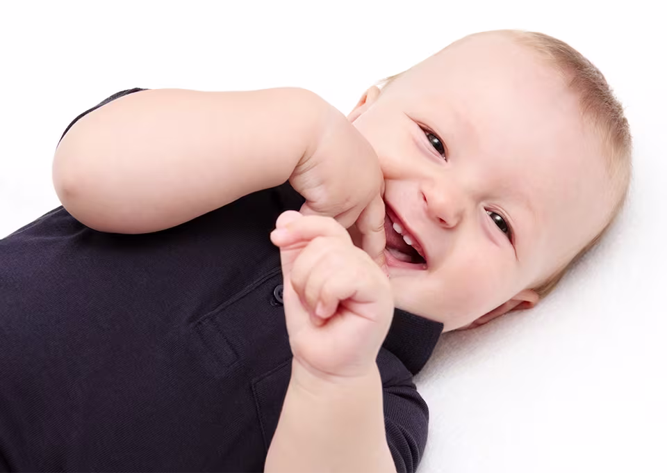 Criança com a mão na boca Criança com a mão na boca