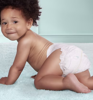 Baby som kryper i Pampers Premium Protection blöja