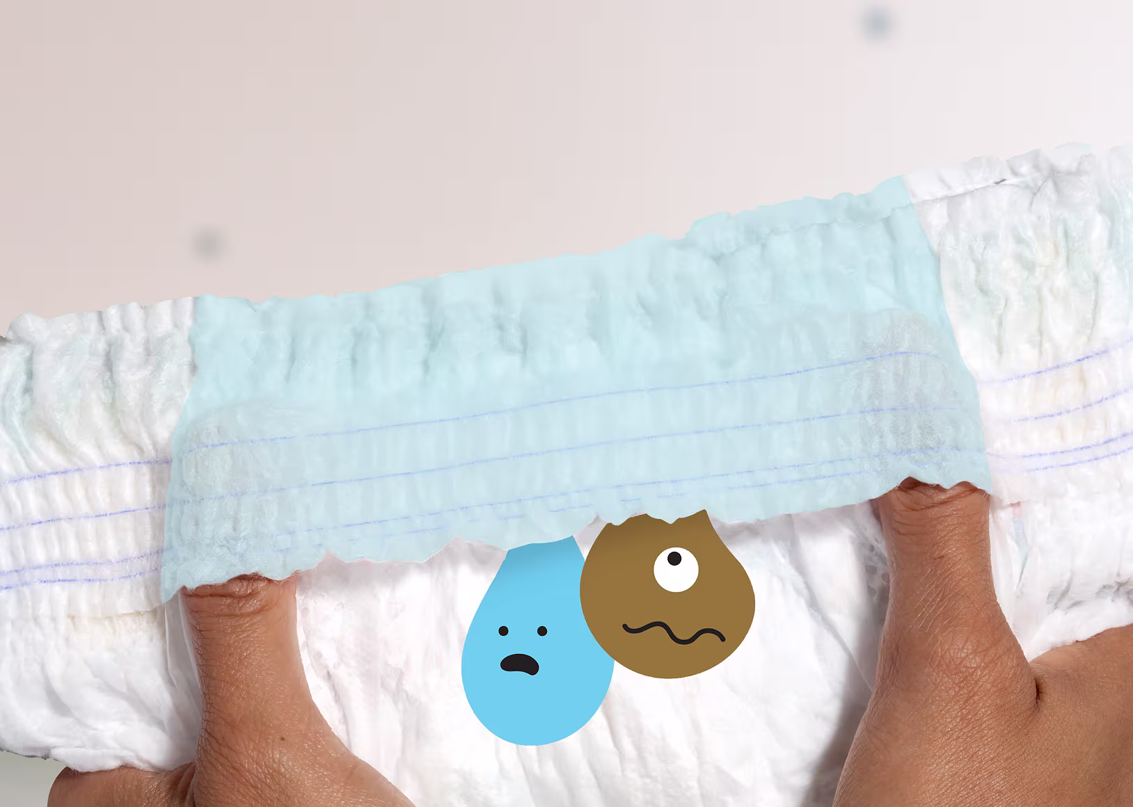 Eine Nahaufnahme zeigt zwei Hände, die vorsichtig eine Pampers Pants auseinanderziehen und dabei das Stop & Schutz Täschchen zeigen.