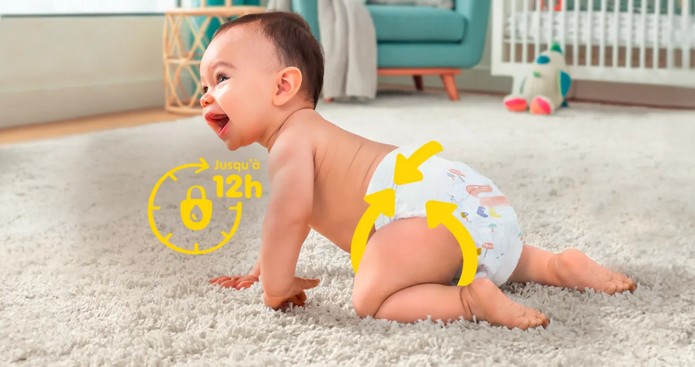Bébé rampant avec sa couche-culotte, montrant un ajustement confortable à 360°