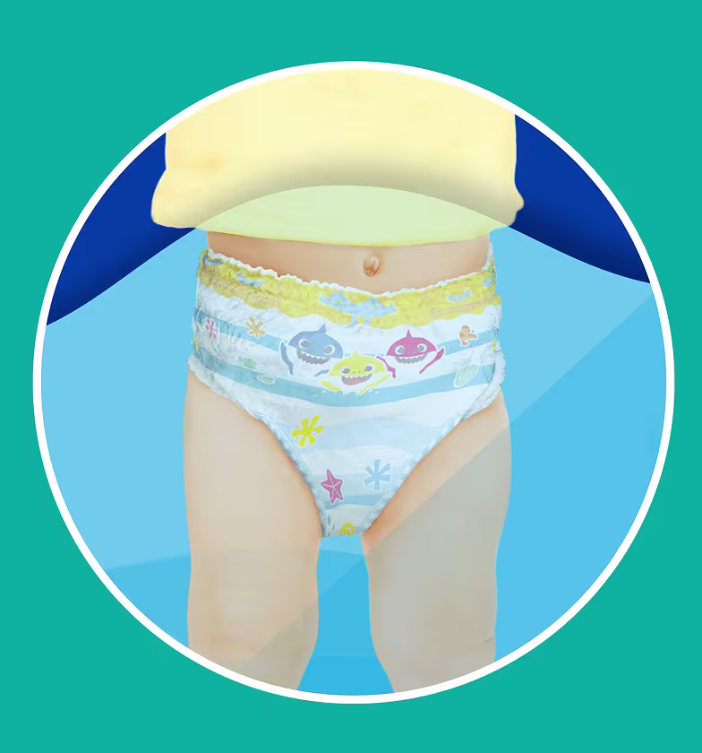 Illustration d’un bébé debout dans l’eau portant une Pampers® Splashers, sans que la couche ne gonfle.