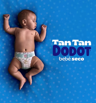 Un bebé que lleva un pañal Dodot, duerme de espaldas sobre una manta verde azulado. Un bebé que lleva un pañal Dodot, duerme de espaldas sobre una manta verde azulado.