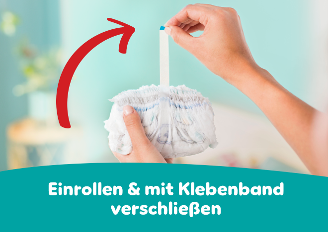 Eine Hand hält die eingerollte Pants und die andere hält das Klebeband noch oben, um die einfach Entsorgung zu verdeutlichen.