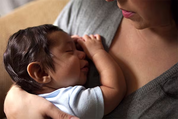 ¿Por qué a mi hijo de 7 meses le da por despertar constantemente?