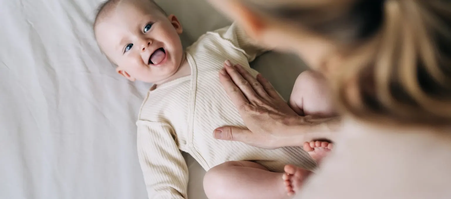 Mamãe trocando a fralda Mamãe trocando a fralda