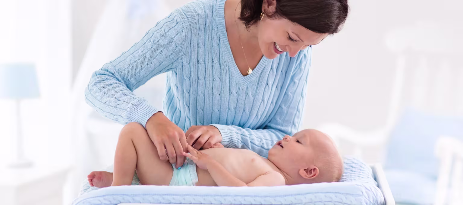 Mamá cambiando pañal a su recién nacido