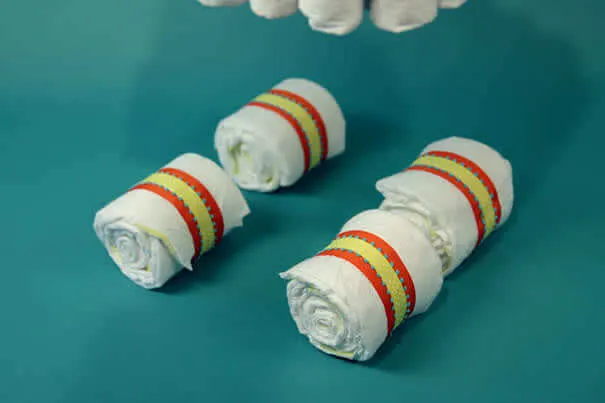 הכנת עוגת חיתולים שלב 5 Make the Wheels