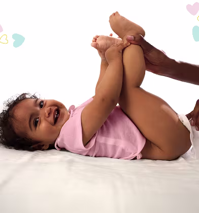 Dziecko leży na plecach na białej powierzchni, trzymając nogi w górze, podczas gdy rodzic używa chusteczki do wyczyszczenia pupy dziecka. Dziecko leży na plecach na białej powierzchni, trzymając nogi w górze, podczas gdy rodzic używa chusteczki do wyczyszczenia pupy dziecka.