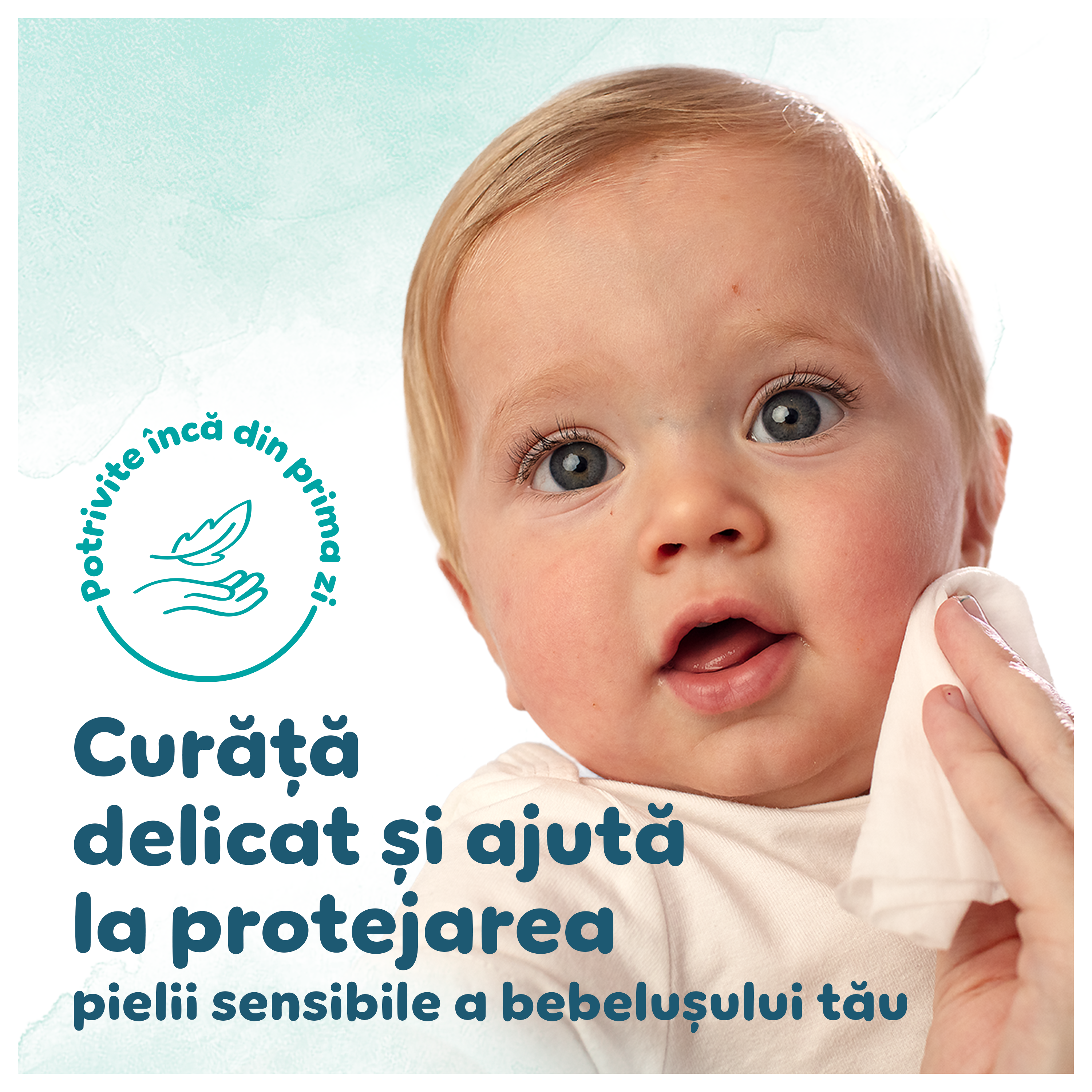 Imagine în care se vede o mână care șterge obrazul delicat al bebelușului cu un șervețel umed Pampers Harmonie Aqua. Textul asigură că produsul este potrivit încă din prima zi, curăță delicat și ajută la protejarea pielii delicate a bebelușului.