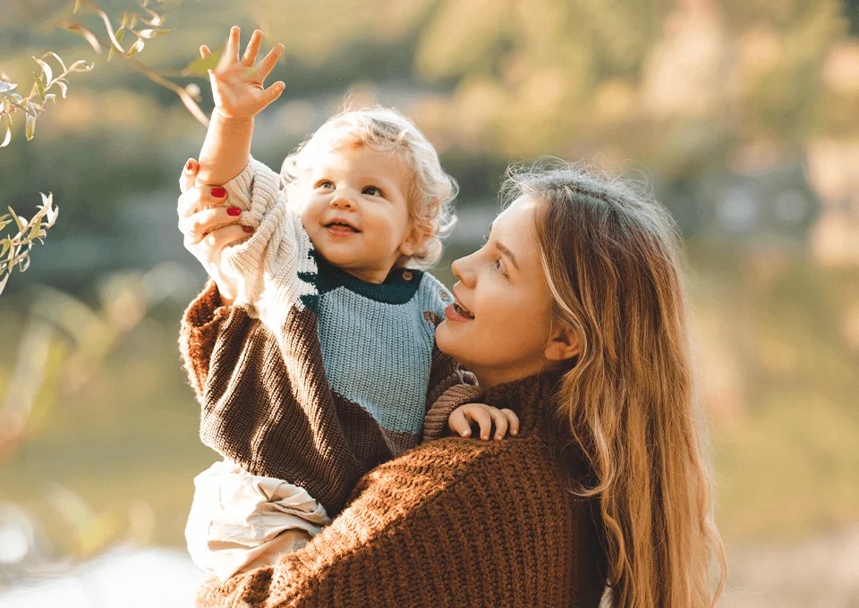 mamãe millennial com filho
