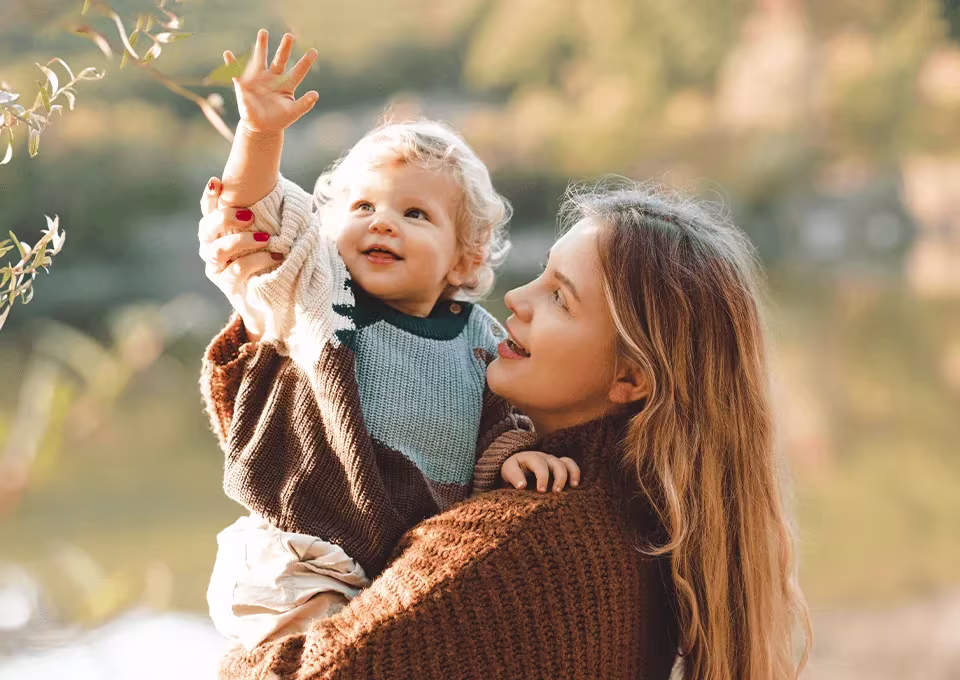 mamãe millennial com filho