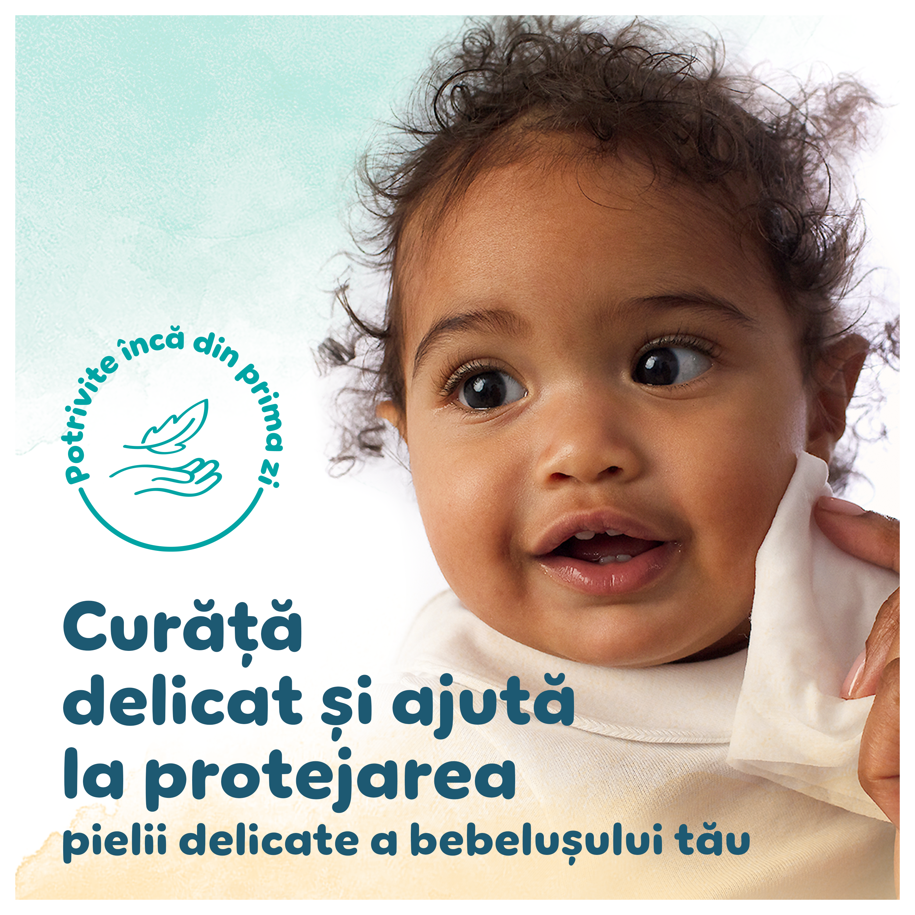 Imagine în care se vede o mână care șterge obrazul delicat al bebelușului cu un șervețel umed Pampers Harmonie Protect & Care. Textul asigură că produsul este potrivit încă din prima zi, curăță delicat și ajută la protejarea pielii delicate a bebelușului.