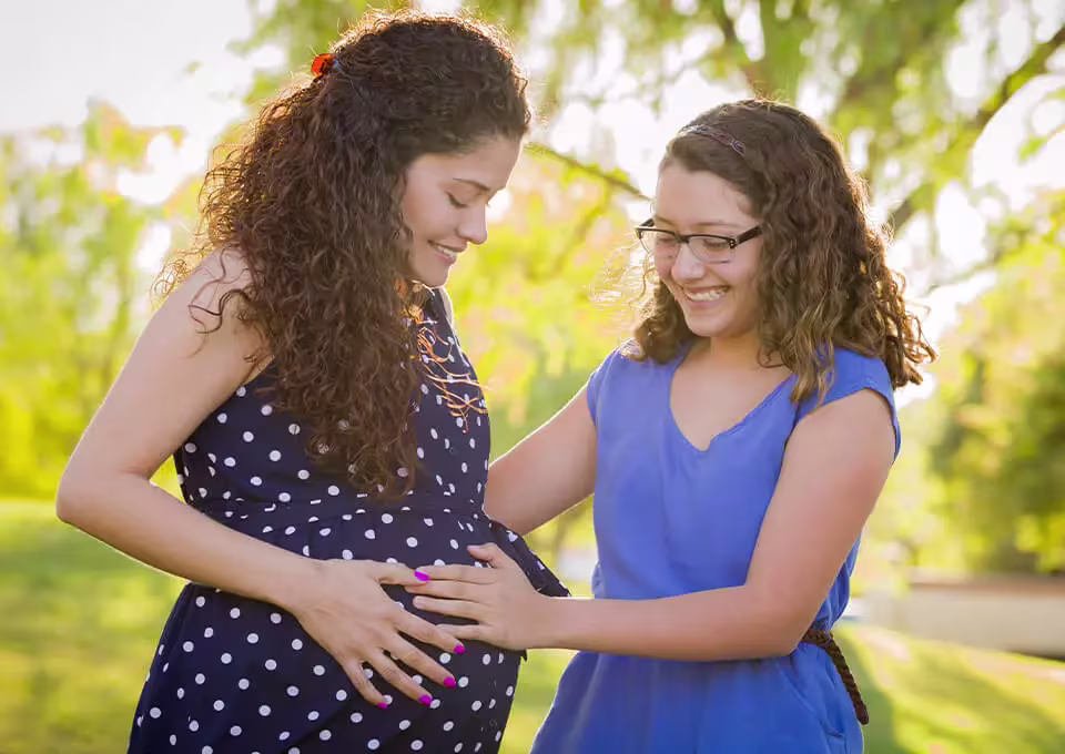 Mamá escogiendo con su hija nombres comunes
