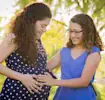 Mamá escogiendo con su hija nombres comunes