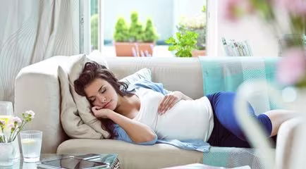 Mujer durmiendo durante su embarazo
