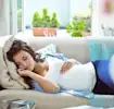 Mujer durmiendo durante su embarazo