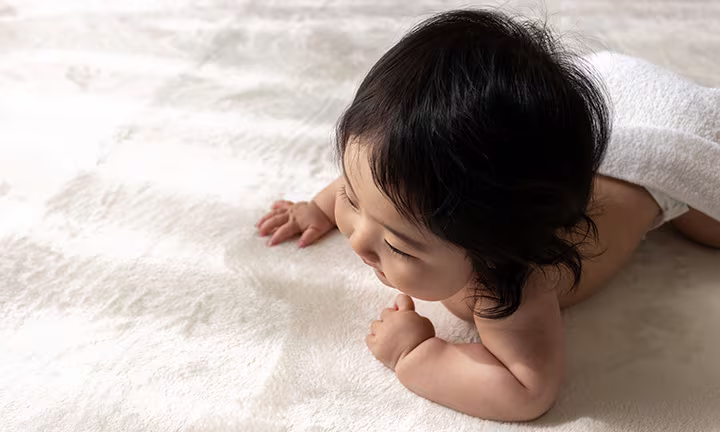 赤ちゃんが寝返りを始めるのはいつ?