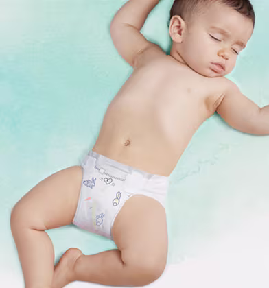 Selällään makaava nukkuva vauva, jolla on Pampers-vaippa päällään.